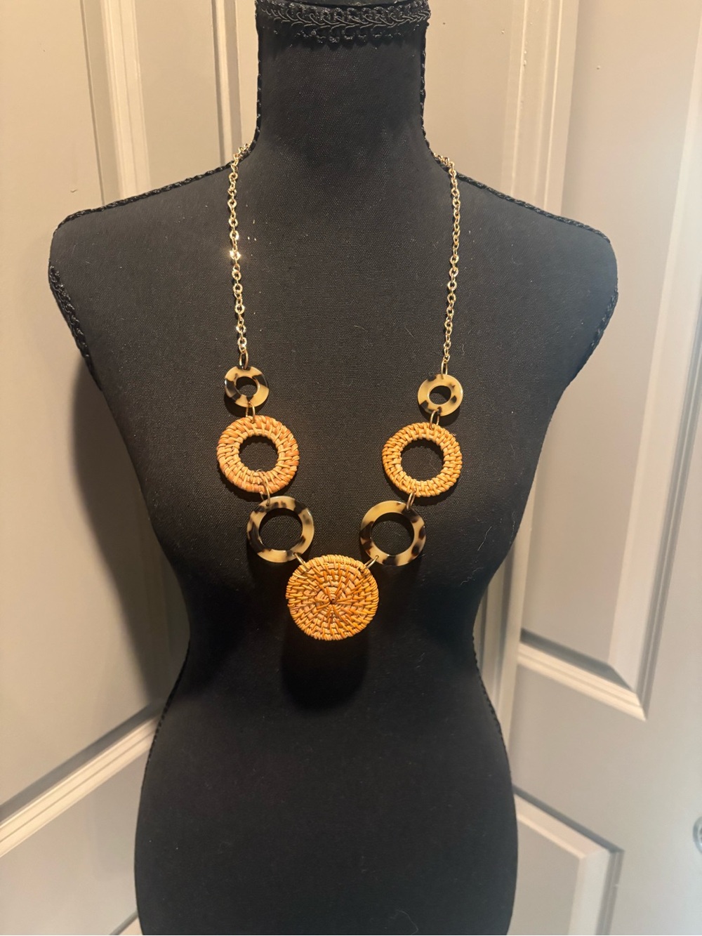 Soft Surroundings Gold Chain Necklace with Tan Woven and Tortoiseshell Rings NWT